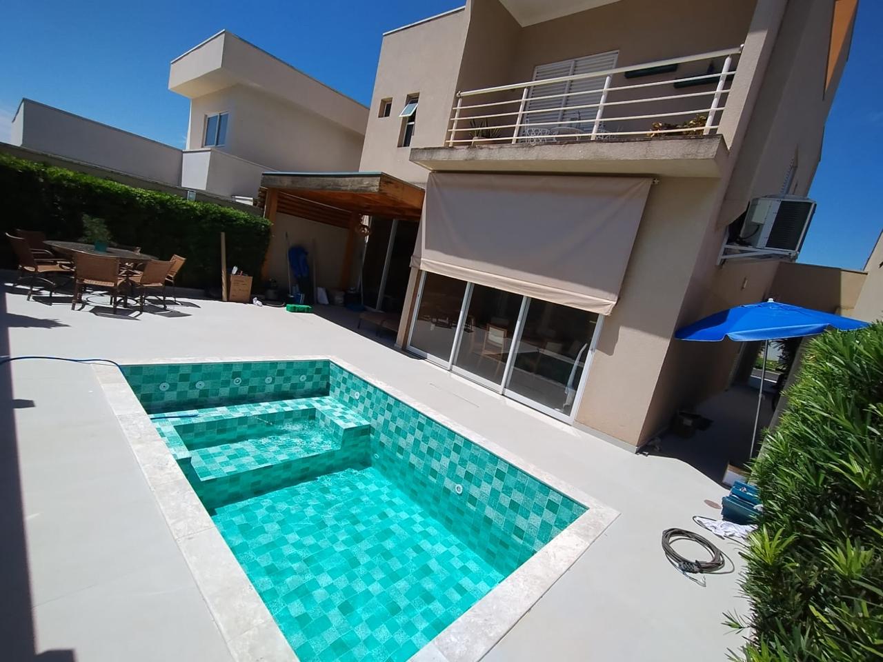 Piscina retangular com borda em pedra — revestimento em tela armada